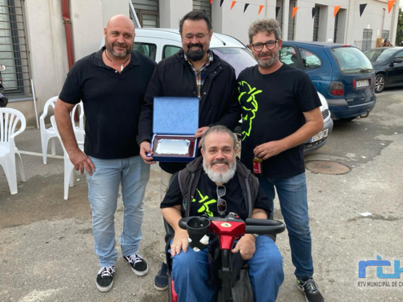 La Peña Motera Los Zumbaos homenajea a Radio Chipiona por sus 40 años de vida agradeciendo su constante colaboración con la entidad 
