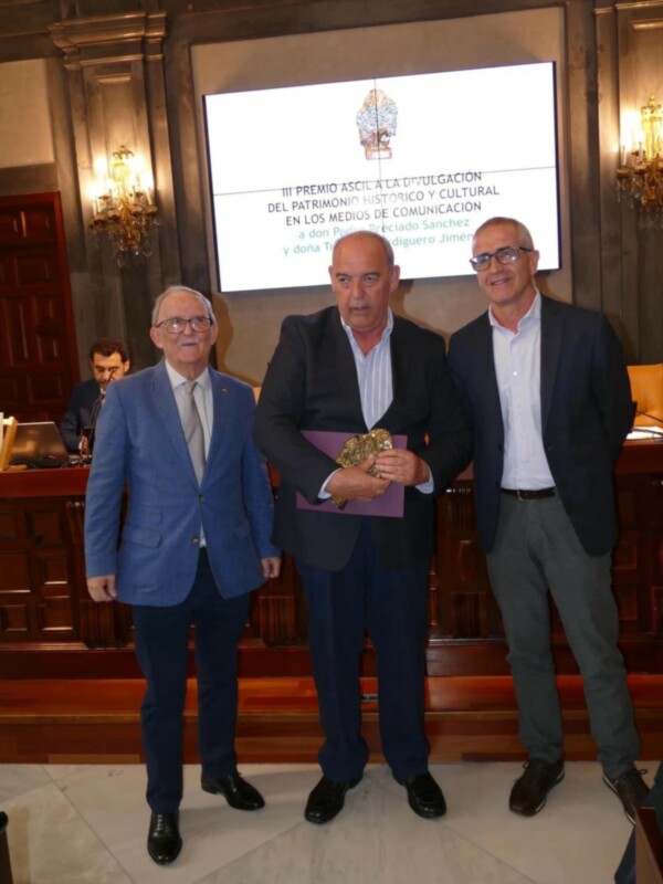 Pedro Preciado recibió el Premio a la comunicación de la Asociación de Cronistas e investigadores locales de Sevilla