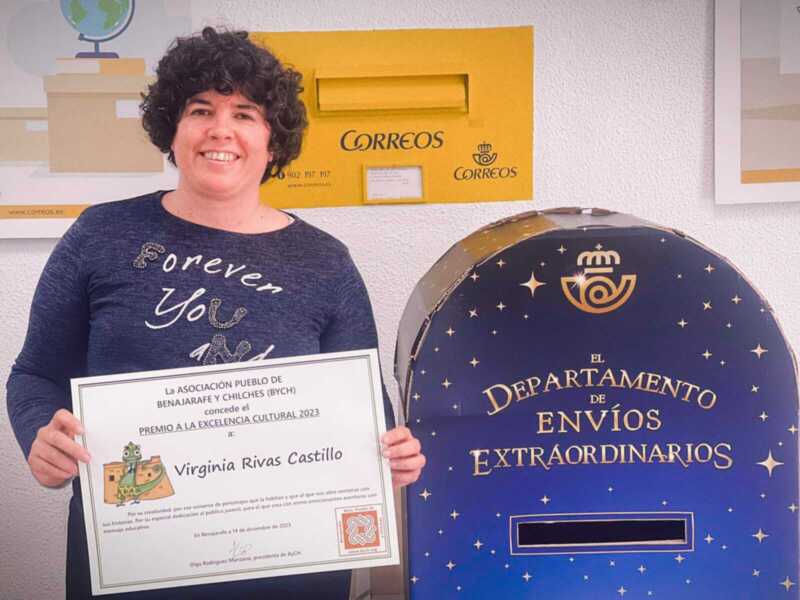 Una empleada de Correos de Nerja recibe el Premio Cultural a la Excelencia de Benajarafe y Chilches