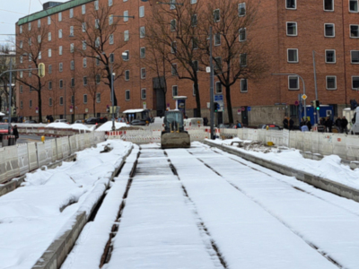 La obra del tranvía paralizada por la nieve.