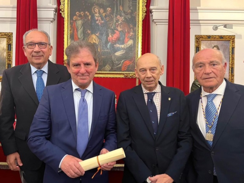  El presidente del Ateneo  hace entrega del Premio Doctor Hermosilla a Francisco Gallardo Rodríguez por la “Biografía del Doctor Ismael Yebra Sotillo”