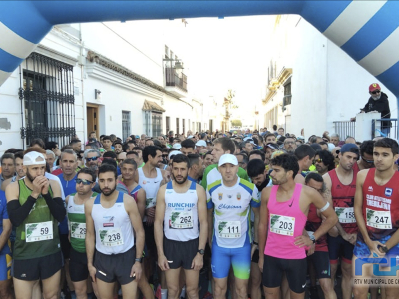 Marco Fasel y Fátima Romero ganadores de una Carrera Popular 28 F de Chipiona que batió récord de participación