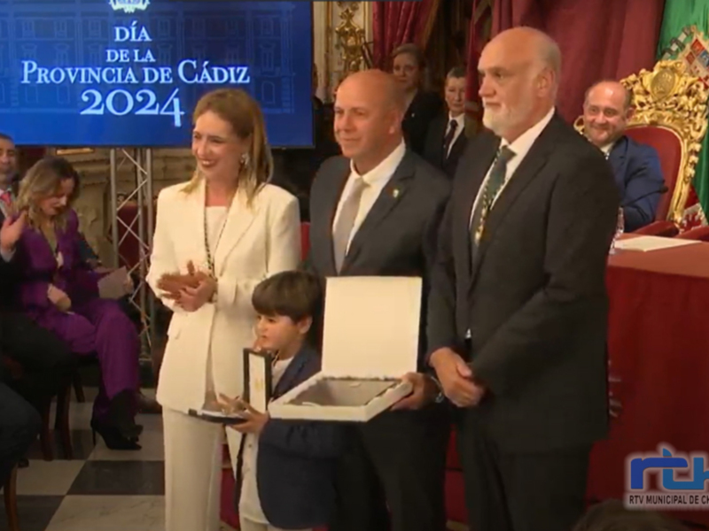 Pedro Curtido y el Centro de Desarrollo Infantil y Atención Temprana Bajo Guadalquivir han recibido hoy la Medalla de la Provincia 