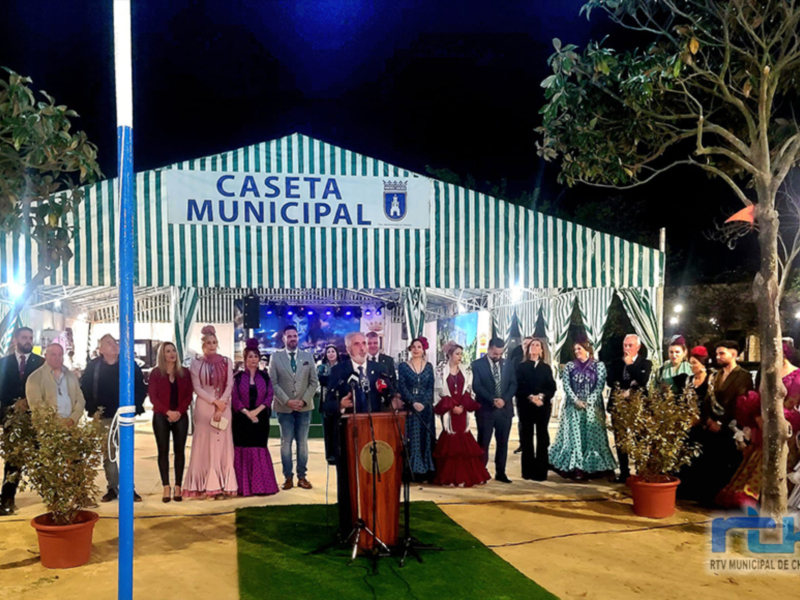 La Feria del Moscatel de Chipiona comenzaba ayer con el encendido del alumbrado y el acto de inauguración oficial 