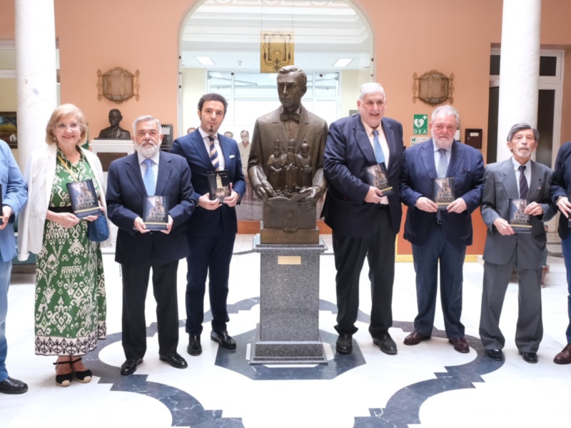 Exitosa presentación con lleno absoluto  en el Ateneo del libro "Cómo sonríe Sevilla" el mismo día 35 años después del Pregón de las Glorias del padre