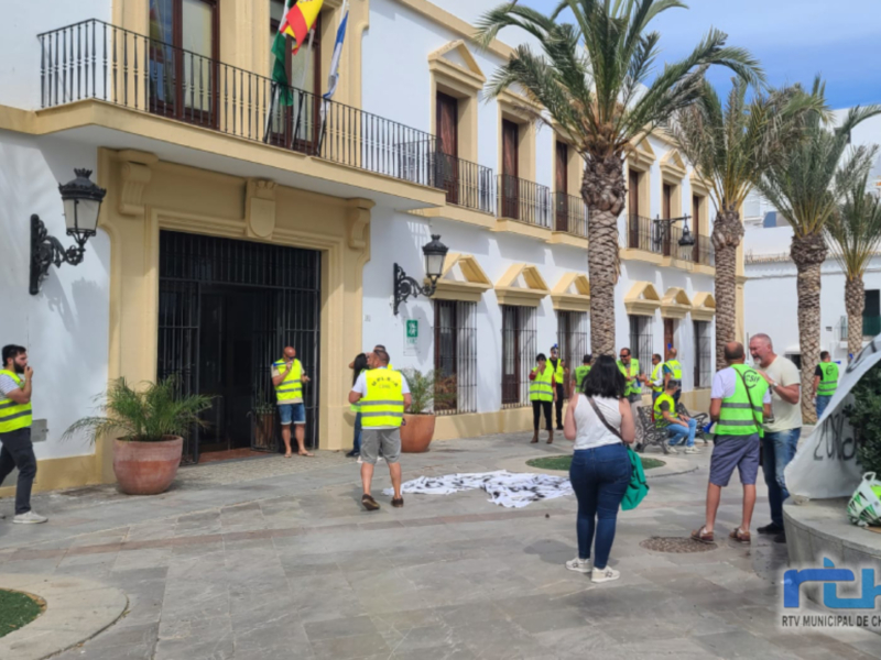 Policías Locales de Chipiona han protestado hoy nuevamente durante un pleno ordinario con pancartas y sirenas 