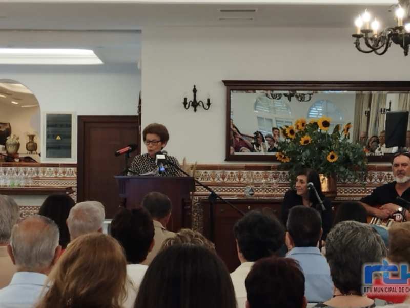 ‘Memorias de una matrona de Chipiona’, un libro sobre la trayectoria vital y profesional de María José Ruiz López que servirá para ayudar a Cruz Roja