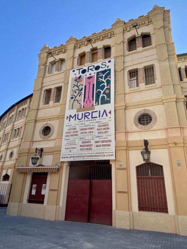 Murcia anuncia su feria y el inicio de la venta online el 1 de junio con una lona gigante en la fachada de la plaza