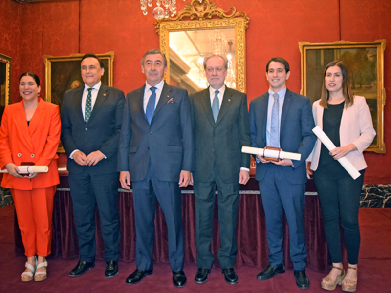 Entrega sus premios de investigación la Real Maestranza de Caballería de Sevilla y la Real Academia sevillana de Ciencia.