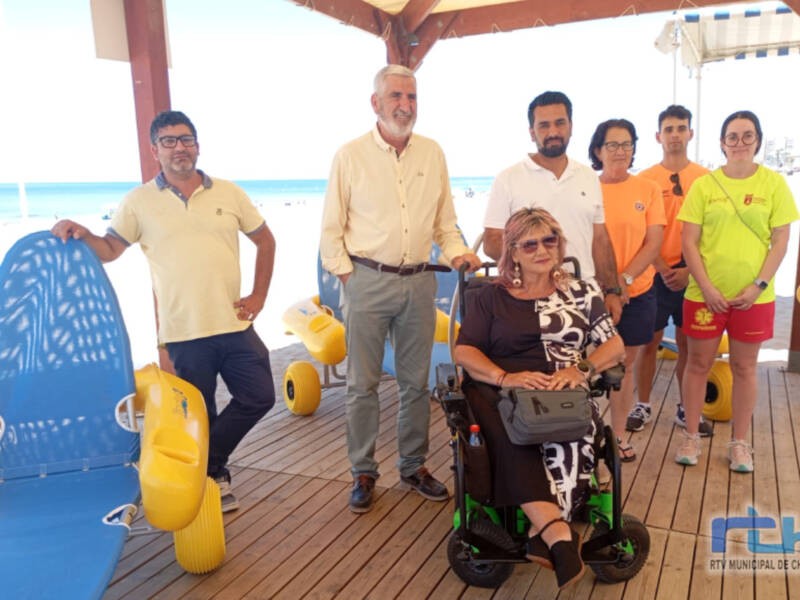 Las playas de Chipiona contarán este verano con cinco nuevos anfibuguis para baños de personas con movilidad reducida