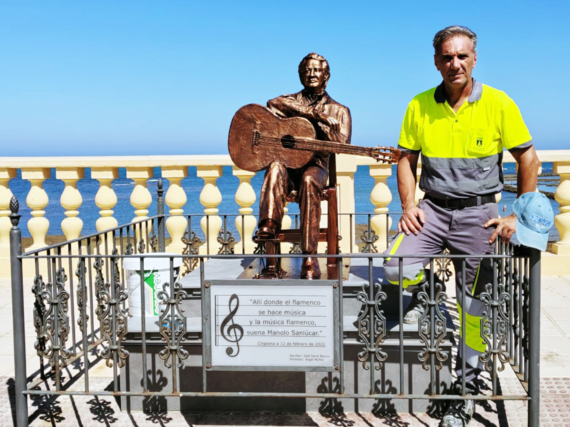 Restaurada la escultura del guitarrista “Manolo Sanlúcar”, tras sufrir un acto vandálico en Chipiona