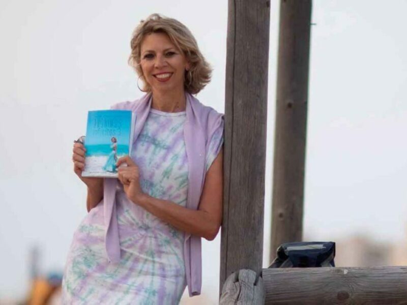 La firma de libros de Marina Bernal en Chipiona en Europa Press y 101 tv a nivel nacional y regional