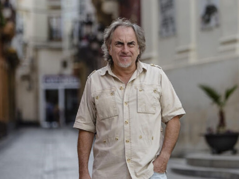 "El Selu" rememora su vida en el Carnaval de Cádiz, en el documental "El que la lleva la entiende"