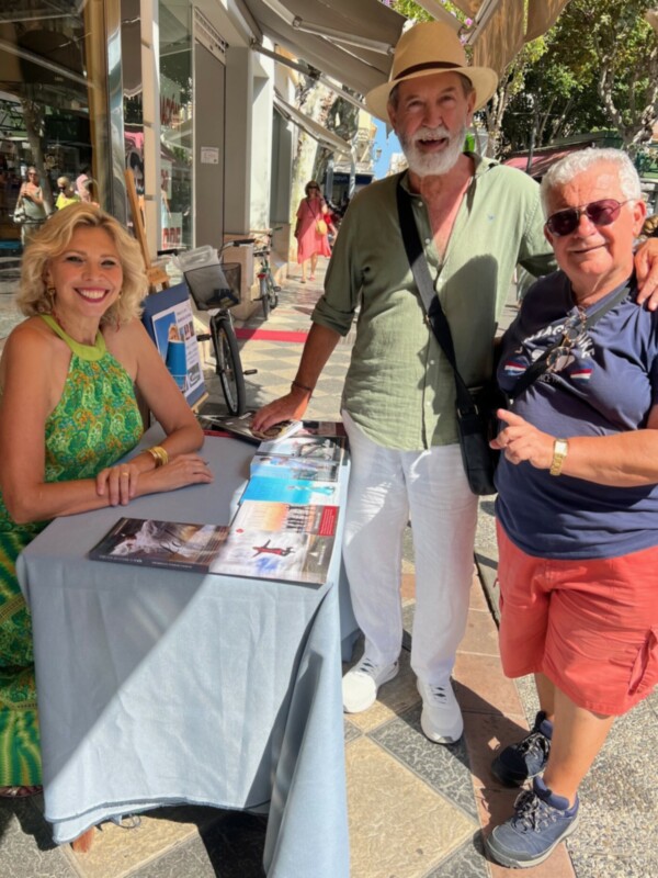 Marina Bernal firma durante más de tres horas  ejemplares de sus últimos libros en la librería Central de Chipiona