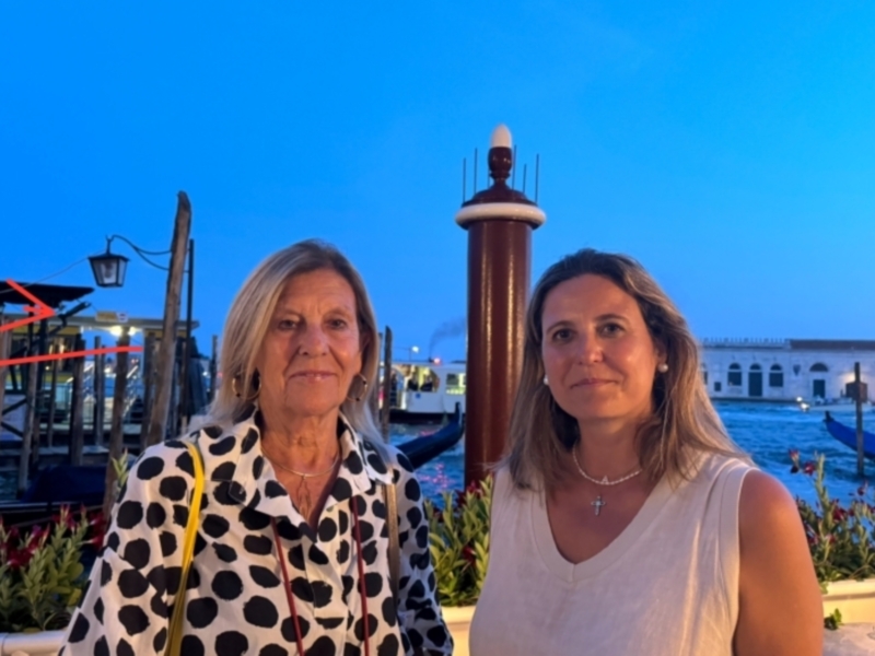 La delegada de Turismo y Cultura y la artista Federica Marangoni se reúnen en Venecia 
