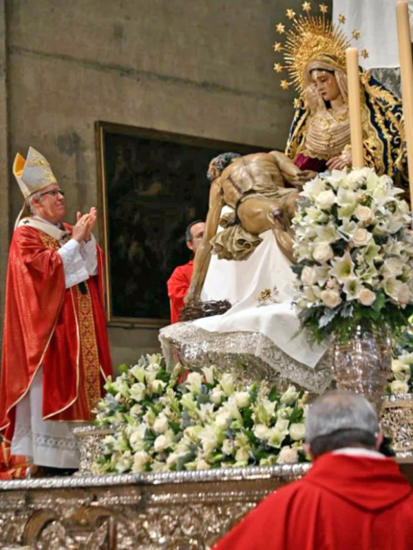 "Gloriosa Coronación de la Virgen de la Piedad del Baratillo en Sevilla" 