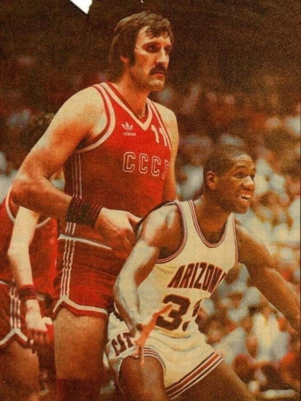 Como aquí hay muchos que le gusta el baloncesto os recuerdo que hoy es el 67 cumpletacos del tío que va de rojo por fuera