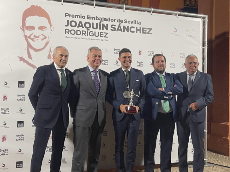 *El alcalde entrega a Joaquín Sánchez el premio como “Embajador de Sevilla”*