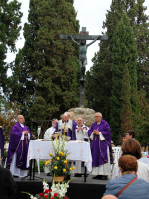 Misa Pontificia en el Cementerio de San Fernando de Sevilla  honra a los fieles difuntos