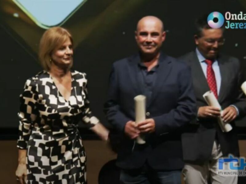 Radio Chipiona recibe un reconocimiento por su trayectoria en el 40 aniversario de las emisoras municipales y comunitarias de Andalucía ﻿