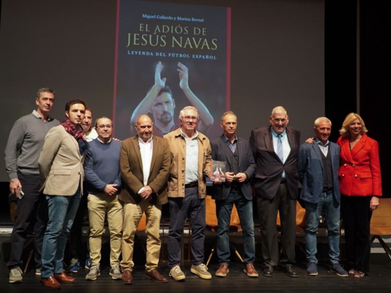 La presentación del libro el Adiós de Jesús Navas en crónica del diario As