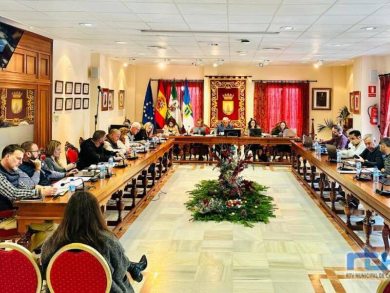 El Pleno del Ayuntamiento de Chipiona apoya la concesión de la Medalla de la Provincia a Juan Luis Naval Molero y a la Asociación Cultural Caepionis