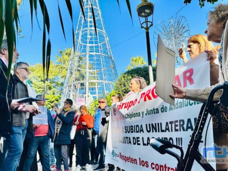 Celebrada la manifestación organizada por FACUA Cádiz contra Grupo Promar por exigir un sobreprecio a los compradores de unas viviendas en Chipiona