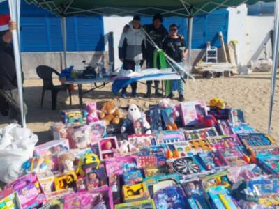 Más de 200 juguetes recogidos en la ‘kedá’ solidaria ‘Ningún niño sin juguetes’ del Club de Pesca Los Ruames 