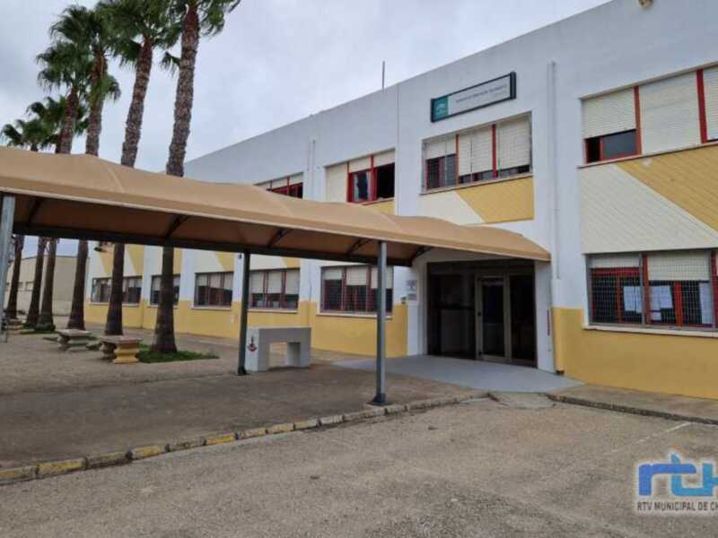 56 jóvenes ajedrecistas participaron en un torneo escolar por equipos celebrado en el Instituto Salmedina de Chipiona     