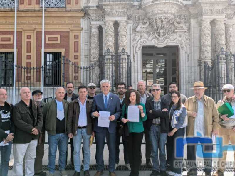 Chipiona presente hoy en la protesta por los vertidos mineros en el río Guadalquivir a las puertas de la Presidencia de la Junta