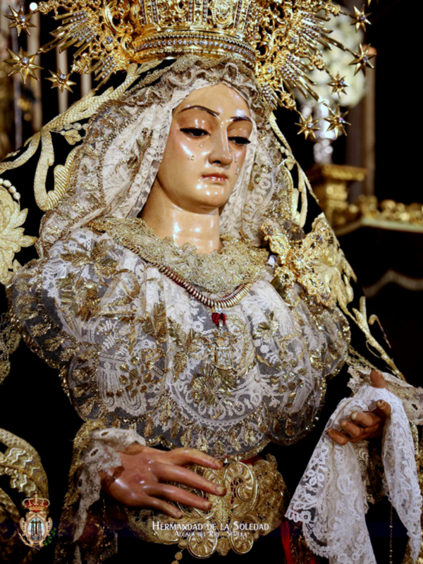 La Virgen de la Soledad Coronada, expuesta en devoto besamanos en su festividad en Alcalá del Río