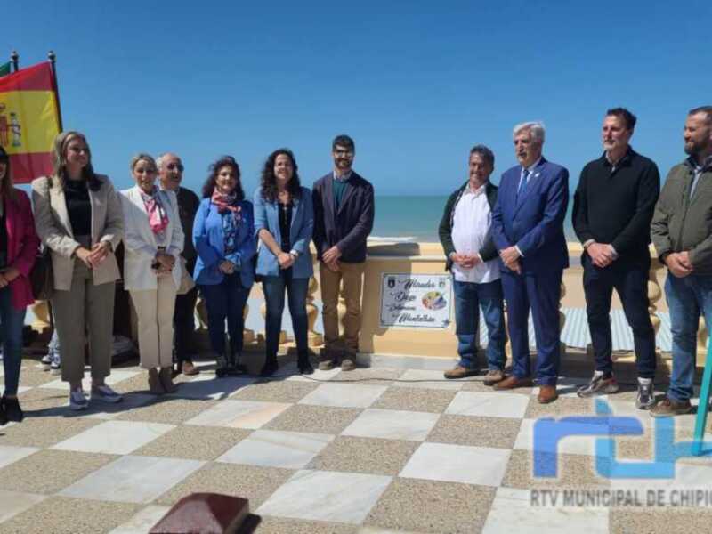 Chipiona homenajea a Diego Montalbán rotulando con su nombre un mirador de la playa de Regla y con una exposición única sobre su obra