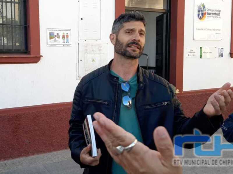 El Centro de Adultos ha realizado una visita guiada con Tano Guzmán sobre su libro ‘Luces y sombras de la historia de Chipiona’