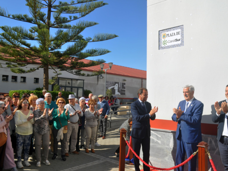 Chipiona inaugura la “Plaza de Canal Sur” en homenaje a la TV de Andalucía.