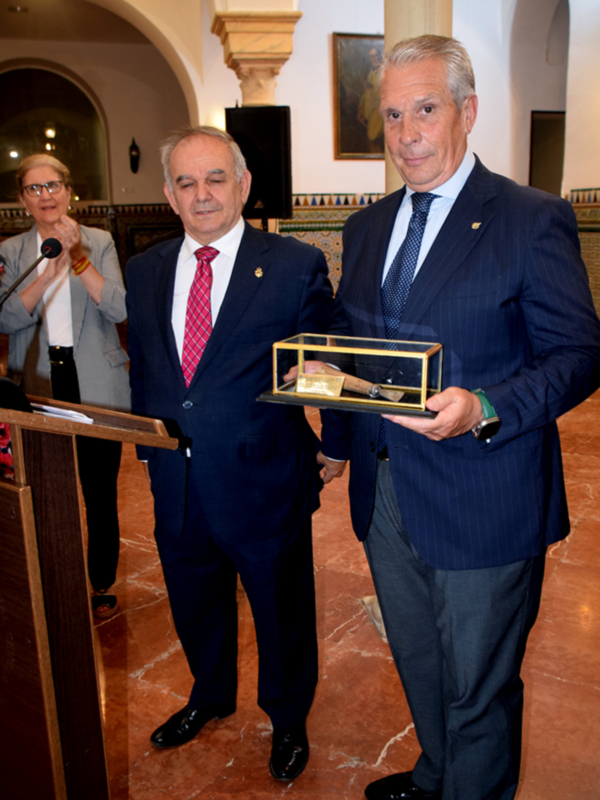 Una gubia para el recuerdo la Hermandad entrega un símbolo de arte sacro al Círculo Mercantil