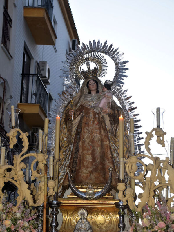  Triana se rinde ante su Virgen del Carmen,una tradición que perdura desde el siglo XVII en Sevilla 