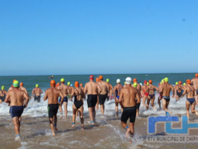 Marcos Sánchez, Fátima Souissi y Rubén Gutiérrez pódium de la Travesía a Nado Picoco-Playa de Regla celebrada ayer en Chipiona