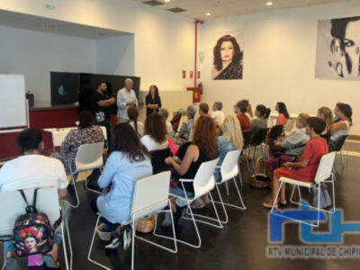 Casi una treintena de participantes en el taller gratuito de arte floral que se imparte hoy y mañana en Chipiona