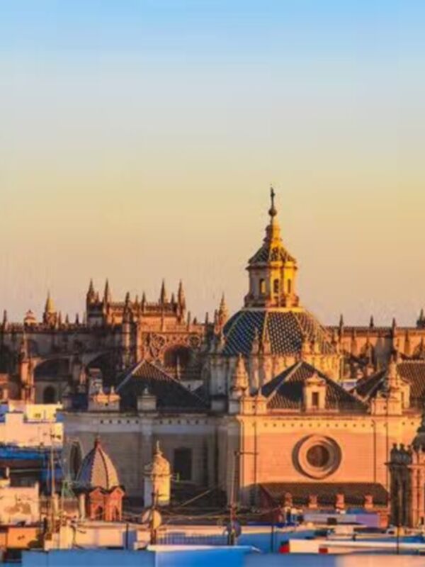 Catedral de Sevilla en la puesta del sol, con el Giralda y la Cúpula de la Gloria al fondo.