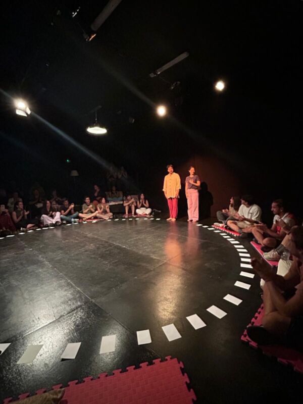 Viento Sur Teatro transforma su sala para la obra “Una historia más de amor”