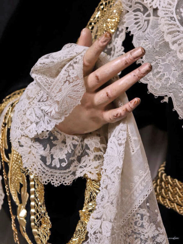 María Santísima de las Angustias luce su atuendo de luto en memoria de los difuntos ilipenses