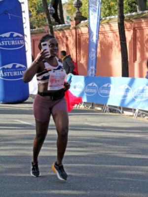  Sevilla vibra con la ‘marea rosa’,8.000 mujeres corren y celebran juntas el final del circuito