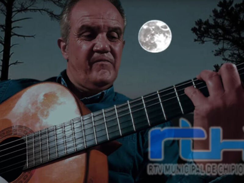 Juan Gómez lanza ‘A la luz de la luna’, un nuevo videoclip de su disco ‘Cuerdas al aire’