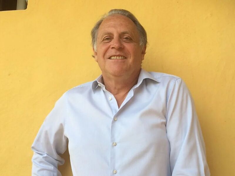 El médico sevillano Fernando Arenzana-Seisdedos es condecorado con la Orden Nacional del Mérito francesa