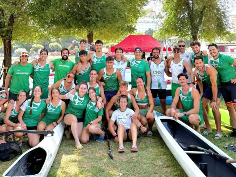 Los palistas del club hispalense, tras ganar una prueba regional