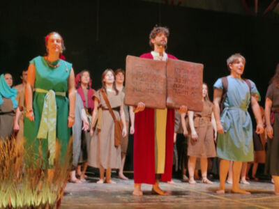 Espectacular resultó la obra de teatro y musical en directo, en Chipiona a beneficio de los jóvenes peregrinos a la JMJ de Seul-2027 con el Papa León XIV