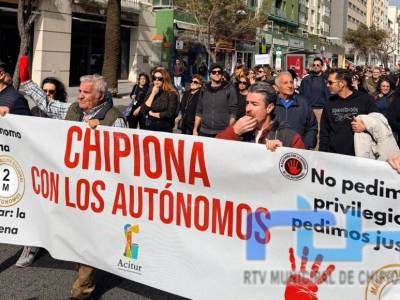 ACITUR y Centro Comercial Abierto de Chipiona han estado presentes en la manifestación de los autónomos en Cádiz capital