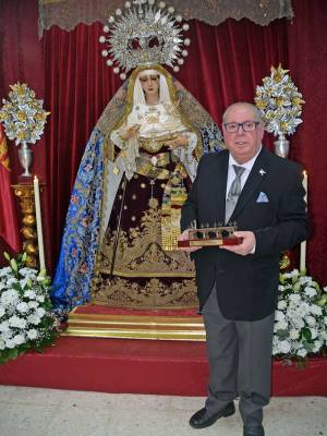 Triana escucha su propia historia en la voz del pregonero Carlos Valera