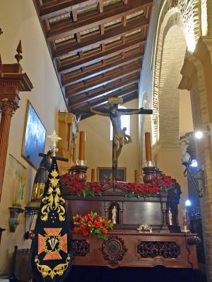 Alcalá del Río se sumerge en el recogimiento con la salida del Cristo del Buen Fin 