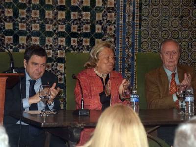  Sevilla ensalza la trayectoria de Enriqueta Vila Vilar en un acto cargado de solemnidad